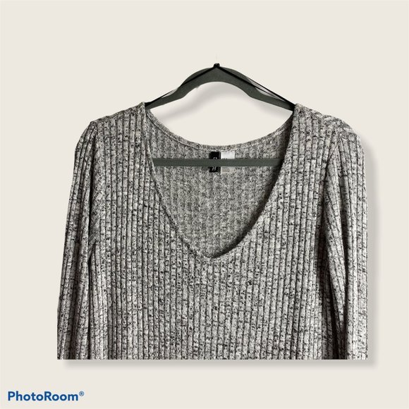 H&M Divided Women's Med Long Sleeve V-Neck Sweater - Picture 2 of 5